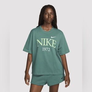 NWOT Nike Women’s Small Green T-Shirt